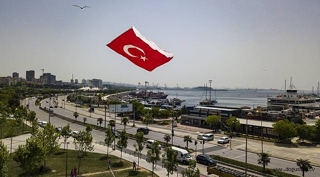 Pendikli gençler 19 Mayıs'ı, dev Türk bayrağı desenli uçurtmayı uçurarak kutladılar