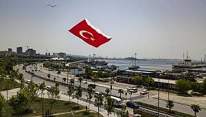 Pendikli gençler 19 Mayıs'ı, dev Türk bayrağı desenli uçurtmayı uçurarak kutladılar