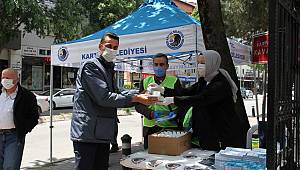 Salgın Sonrası Kılınan İlk Cuma Namazında Vatandaşlara Sağlık Kiti Dağıtıldı