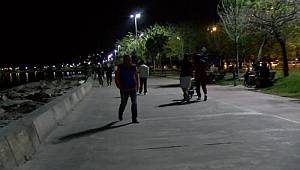 Sıcak havayı fırsat bilenler Kartal Sahili'ne akın etti