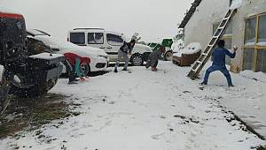 Sivas'ta kar yağışı! Bayramın tadını kartopu oynayarak çıkarttılar