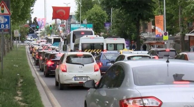 Sokağa çıkma yasağı sonrası İstanbul'da toplu ulaşım ve trafikte yoğunluk