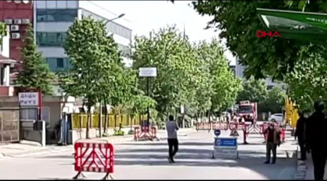 ÜMRANİYE'DE KAZI ÇALIŞMASI SIRASINDA DOĞAL GAZ BORUSU PATLADI