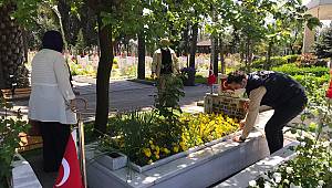Vefa Sosyal Destek Ekipleri Şehit Annesini Oğlunun Mezarına Götürdü