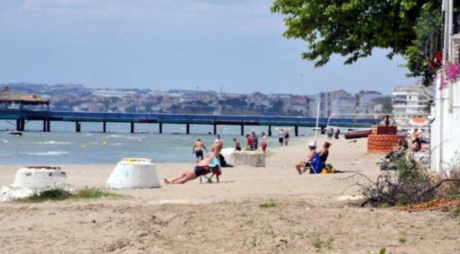 Yer: İstanbul! Sokağa çıkma yasağına rağmen denize girdiler