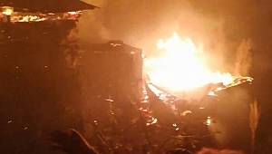 Artvin'de bir gecede 7 ahşap bina yandı