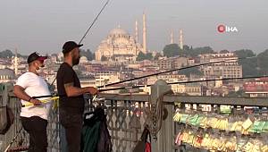 Balık tuttular, sosyal mesafe kuralına uydular