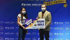 Dereceye girenlere ödüllerini Başkan Ahmet Cin takdim etti