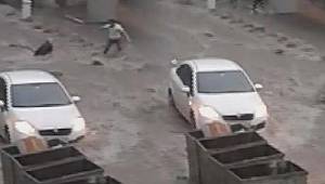 İstanbul'da korku dolu anlar! Kadın suya kapıldı