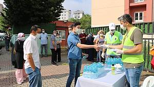 Kartal Belediyesi LGS öncesi 29 noktada maske, su ve kolonya ikramı