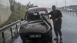Kartal'da şiddetli yağış! Araç sürücüleri üst geçit altlarına böyle sığındı
