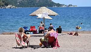 Plajlarda sosyal mesafe unutuldu