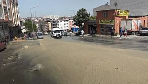Su borusu patladı; yollar göle döndü, iş yerlerini su bastı