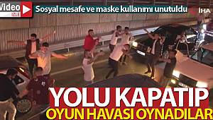 Virüsü unuttular, yolu kapatıp oyun havası oynadılar