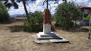 Atatürk büstünün üstünü bezle örttüler