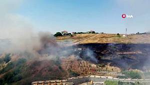 Beylikdüzü'nde otluk alanda korkutan yangın