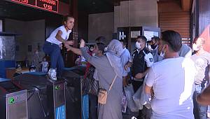 Eminönü İskelesi'nde kadınlar arasında uçan tekmeli kavga