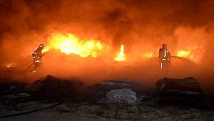 Geri dönüşüm deposunda korkutan yangın