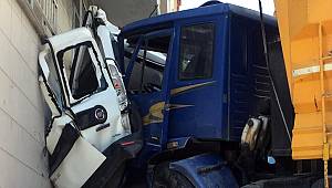 Kamyon iki aracı biçip binanın duvarına vurarak durabildi