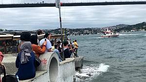 Kıyı Emniyeti gemilerinden Boğaz'da saygı geçişi