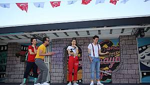 Sanat Tırı,Tiyatroyu Sanatsever Sancaktepelilerin Ayağına Götürüyor