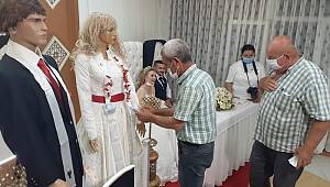 Takılar gelin-damat yerine cansız mankenlere takıldı