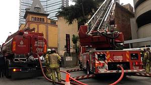 Tarihi fabrikanın çatısında yangın