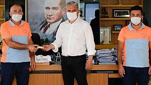 Temizlik işçileri mücevher dolu kutuyu belediye başkanına teslim etti