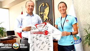 A Milli kadın sporcudan Başkan Hançerli'ye anlamlı hediye