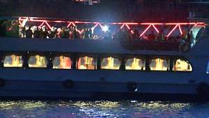 Corona virüsüne rağmen teknede eğlence düzenlediler