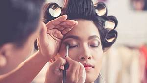 Düğünde aynı makyaj malzemesini kullanan 35 kişiye koronavirüs bulaştı