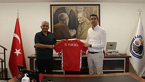 Moldova Milli Takım Teknik Direktöründen Başkan Gökhan Yüksel'e Forma Jesti