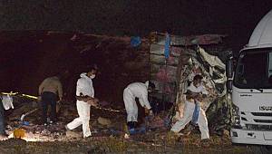 Patlayıcı yüklü kamyon devrildi: 2 ölü