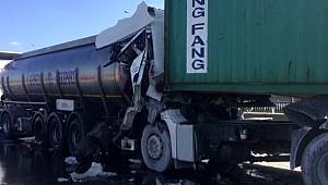 Son Dakika | TEM Otoyolu Silivri girişinde tır ile bitkisel yağ taşıyan bir kamyonun karıştığı kazada, kamyon...