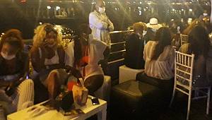 Tekne partisinde yine aynı görüntüler… Sosyal mesafe hiçe sayıldı