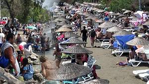 Ünlü tatil yerinde sahiller tıklım tıklım doldu! Yüzecek yer kalmayınca…
