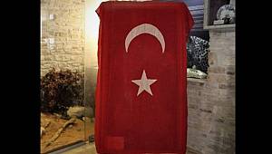 Avustralyalı askerin ülkesine götürdüğü bayrak yüz yıl sonra vatanına döndü
