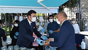 BAŞKAN RIZA AKPOLAT AŞURE LOKMASI DAĞITTI