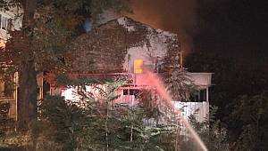 Beyoğlu’nda metruk bir bina alev alev yandı