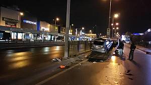 Direksiyon hakimiyetini kaybeden sürücü demir korkuluklarına çarpıp araçta sıkıştı