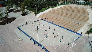 Pendik'te sosyal mesafeli futbol oynadılar