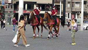 Taksim’de atlı polislerden corona denetimi