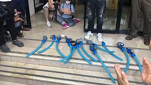 Yüksek su faturasına isyan eden Bursalılar sayaçları söküp BUSKİ’nin kapısına bıraktı