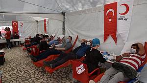 300 bağışçıya 5 litrelik ayçiçeği yağı hediye edildi.