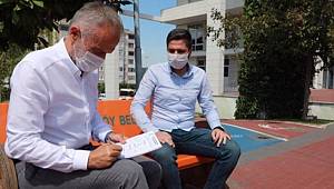 AKP’li başkan, belediye binası önünde AKP’ye üye topladı