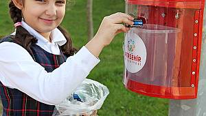 ATIK PİL TOPLAYARAK KAZANDIKLARI TABLETLERİ UZAKTAN EĞİTİM İÇİN BAĞIŞLADILAR