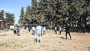 İnşa ettikleri voleybol sahasında ilk maçı mahalleliyle oynadılar
