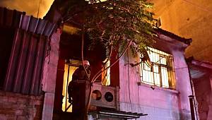 İzmir’de iki katlı bina küle döndü! 25 papağan öldü!