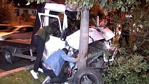  Kartal'da trafik kazası...Ortalık savaş alanına döndü, yıkılan ağacı vatandaşlar kaldırdı