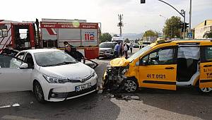 Kocaeli’de ticari taksi ile otomobil çarpıştı: 3 yaralı